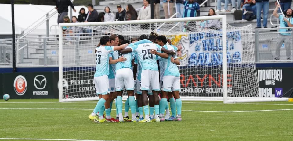 Equipo de Monterey Bay celebrando un gol