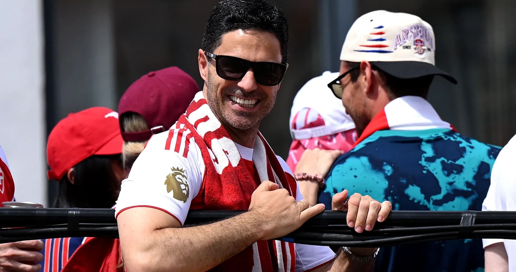 Hombre con gafas de sol y bufanda de equipo en celebración