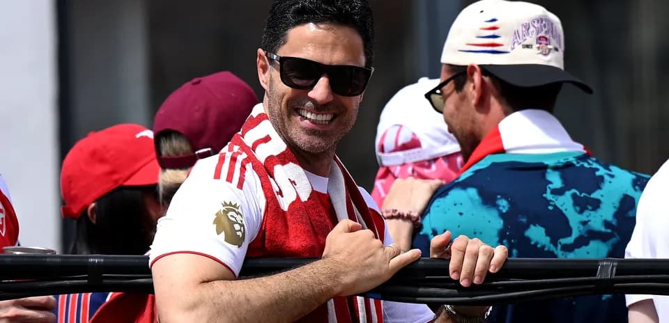 Hombre con gafas de sol y bufanda de equipo en celebración