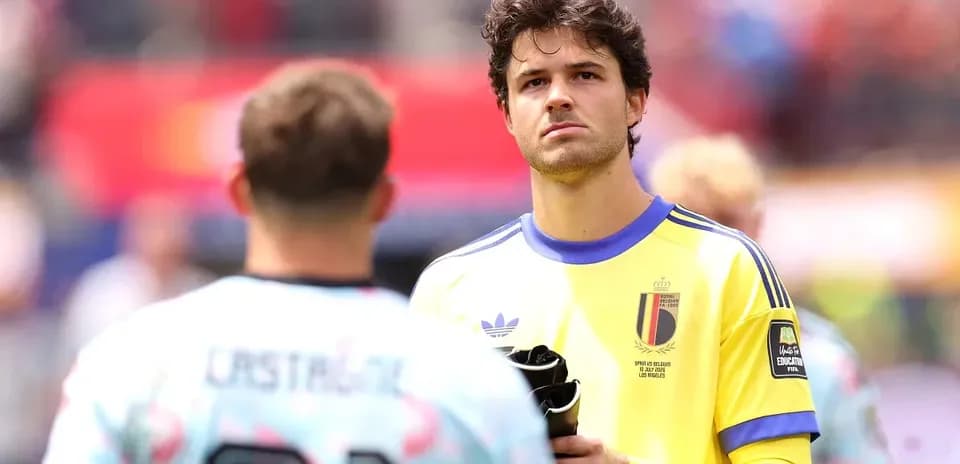 Jugador belga en uniforme amarillo mirando hacia adelante
