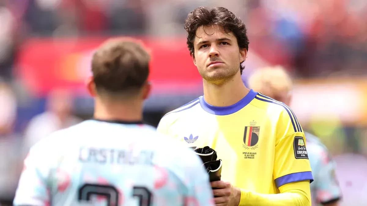 Jugador belga en uniforme amarillo mirando hacia adelante