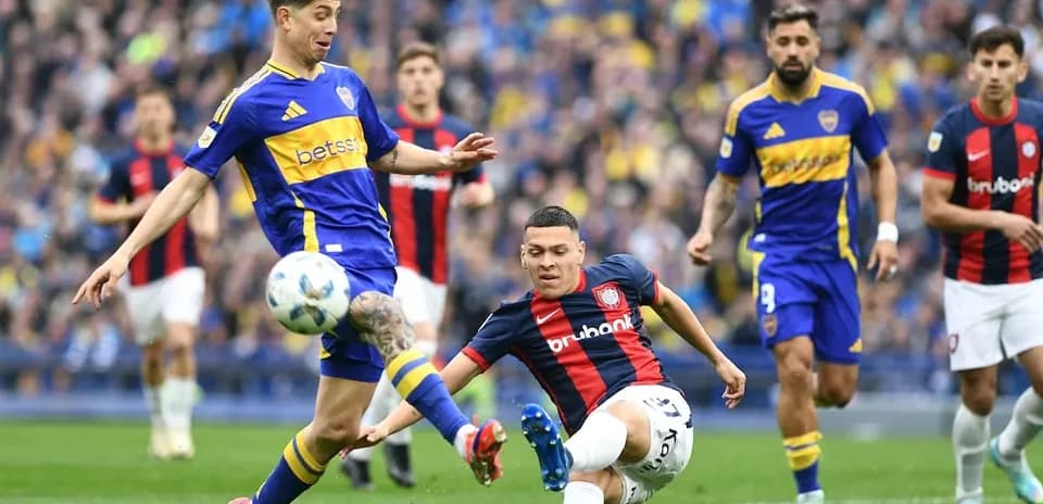 Jugador de Boca Juniors interceptando el balón