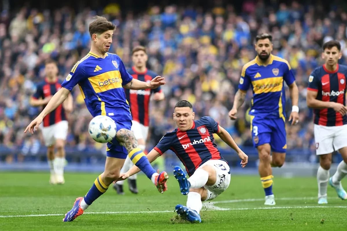 Jugador de Boca Juniors interceptando el balón