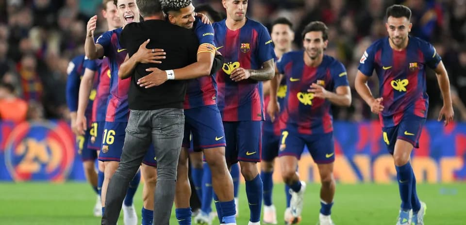 Jugadores del Barcelona celebrando con el entrenador