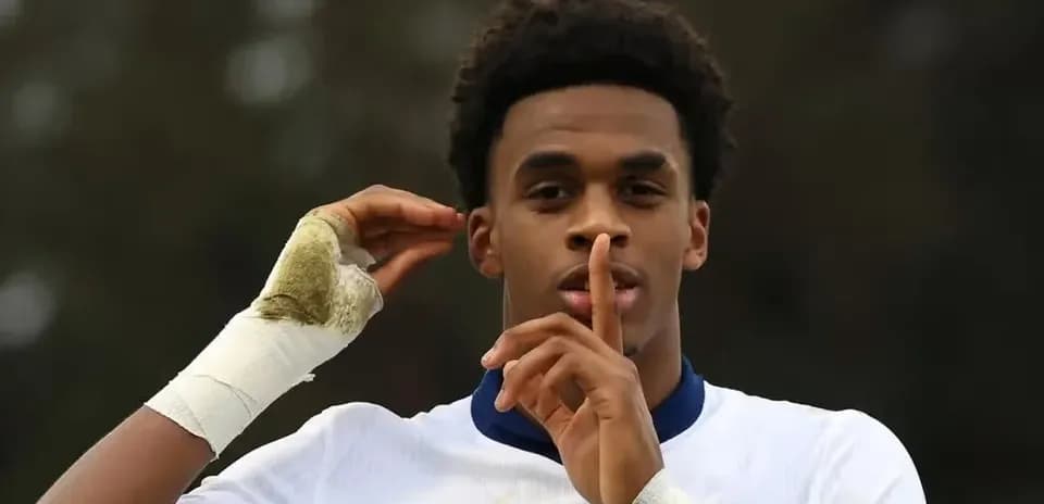 Jugador haciendo gesto de silencio durante partido