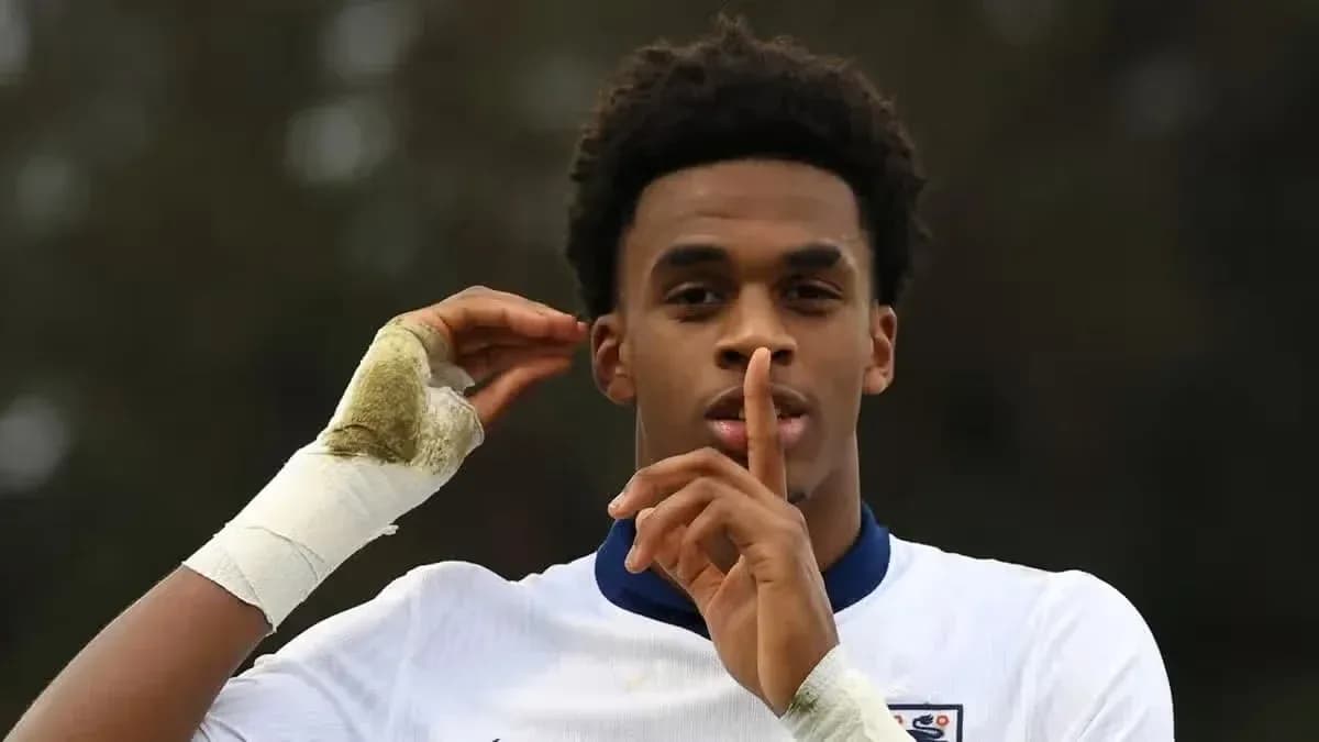 Jugador haciendo gesto de silencio durante partido