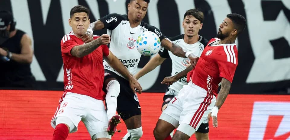 Jugadores de Internacional y Corinthians en acción