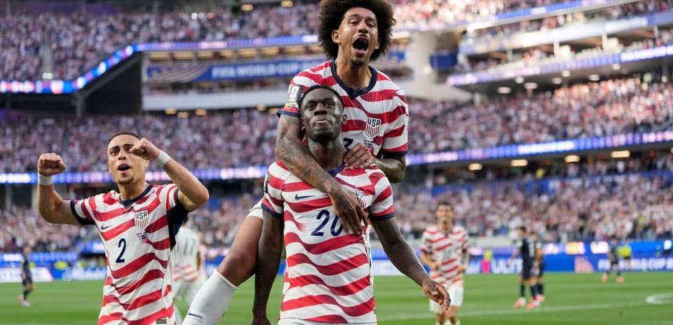 Jugadores de Estados Unidos celebrando un gol
