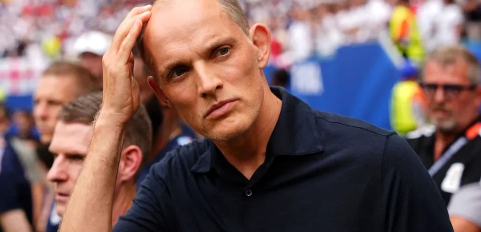 Entrenador observando el partido desde la línea lateral