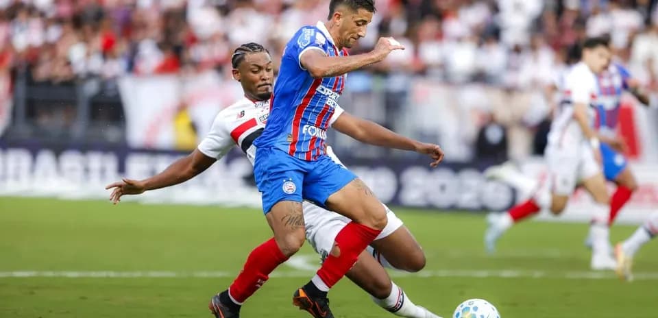 Jugador de Bahia enfrentando a un rival de Sao Paulo