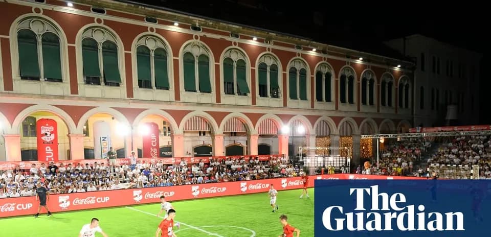 Partido de fútbol en el Coca-Cola Cup de noche