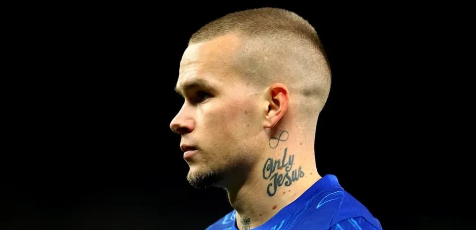 Jugador con camiseta azul en perfil