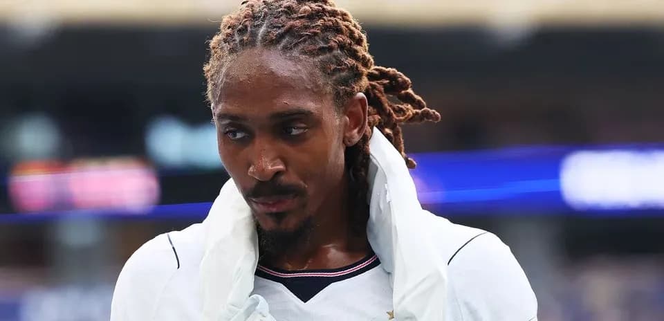 Jugador saliendo del campo con uniforme de fútbol