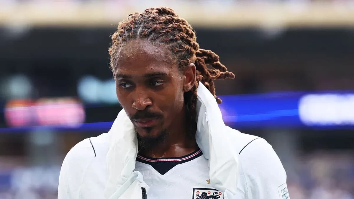 Jugador saliendo del campo con uniforme de fútbol