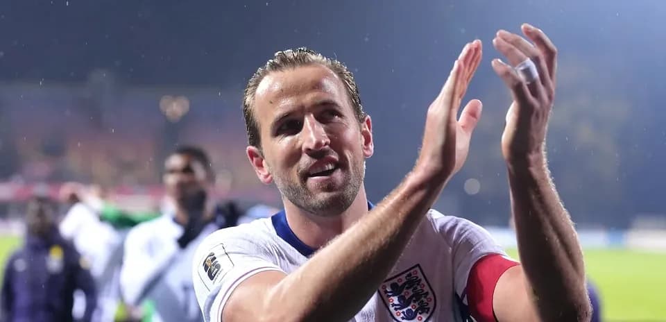 Jugador aplaudiendo tras el partido de Inglaterra