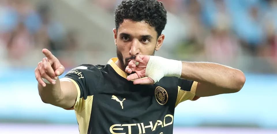 Jugador señalando tras anotar un gol