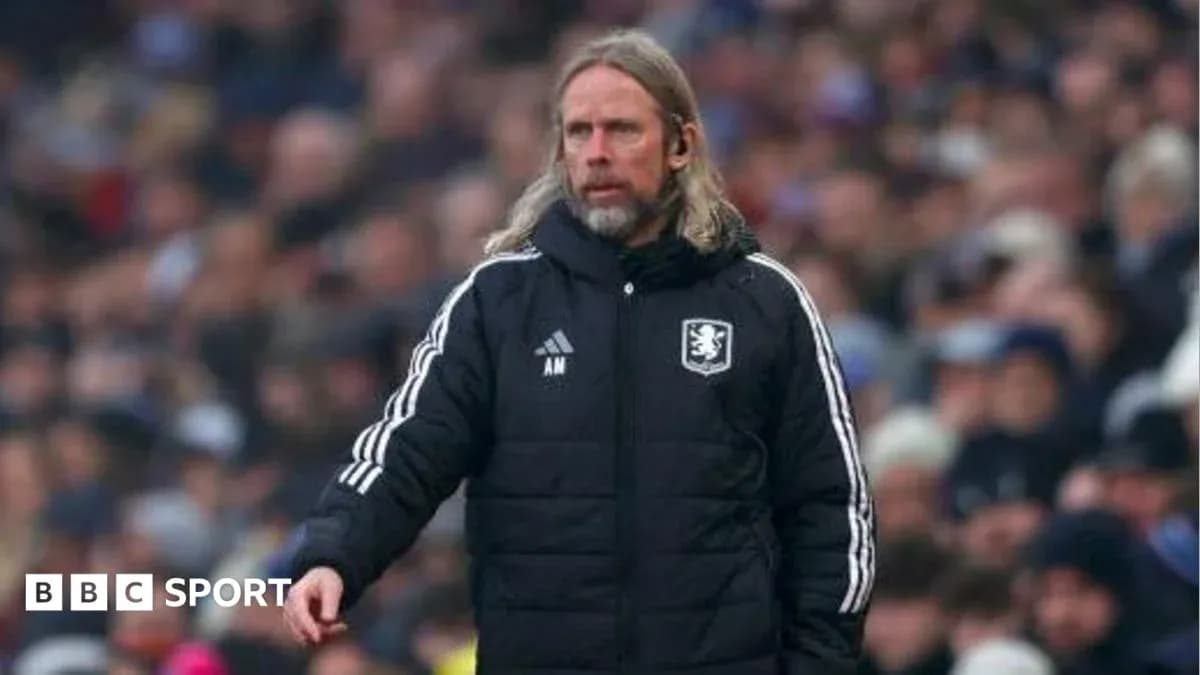 Entrenador dirigiendo al equipo en el partido
