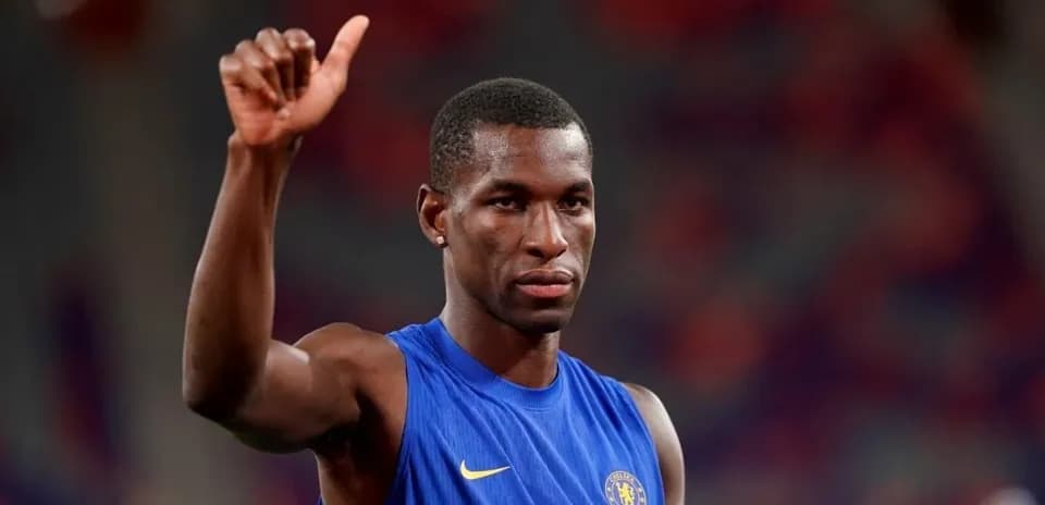 Jugador de Chelsea levantando el pulgar en el campo