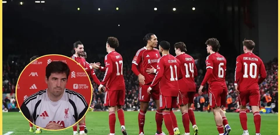 Jugadores de Liverpool celebrando en el campo