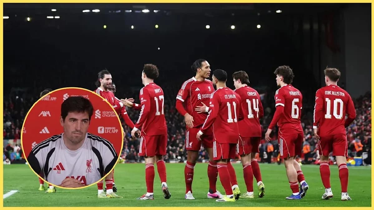 Jugadores de Liverpool celebrando en el campo