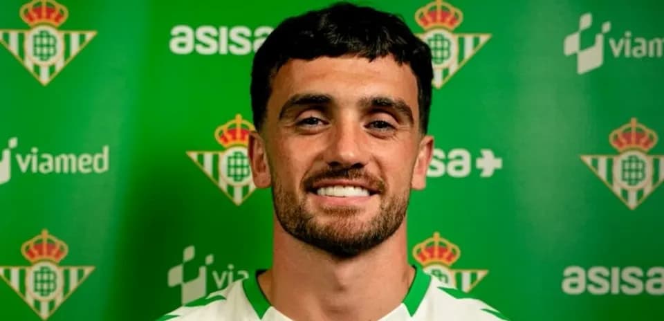 Jugador posando con camiseta del Real Betis