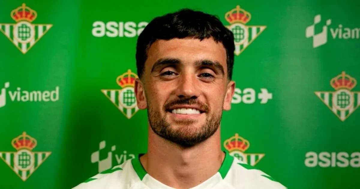 Jugador posando con camiseta del Real Betis