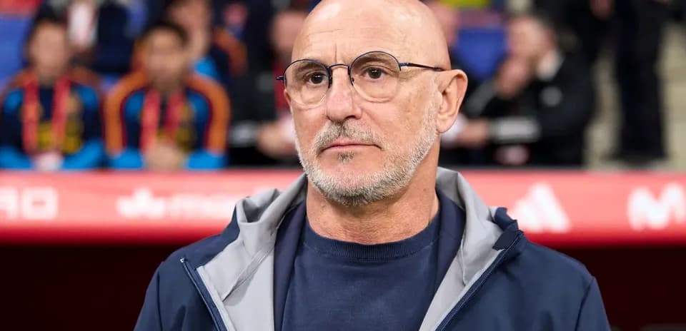 Entrenador mirando durante el partido en el banquillo