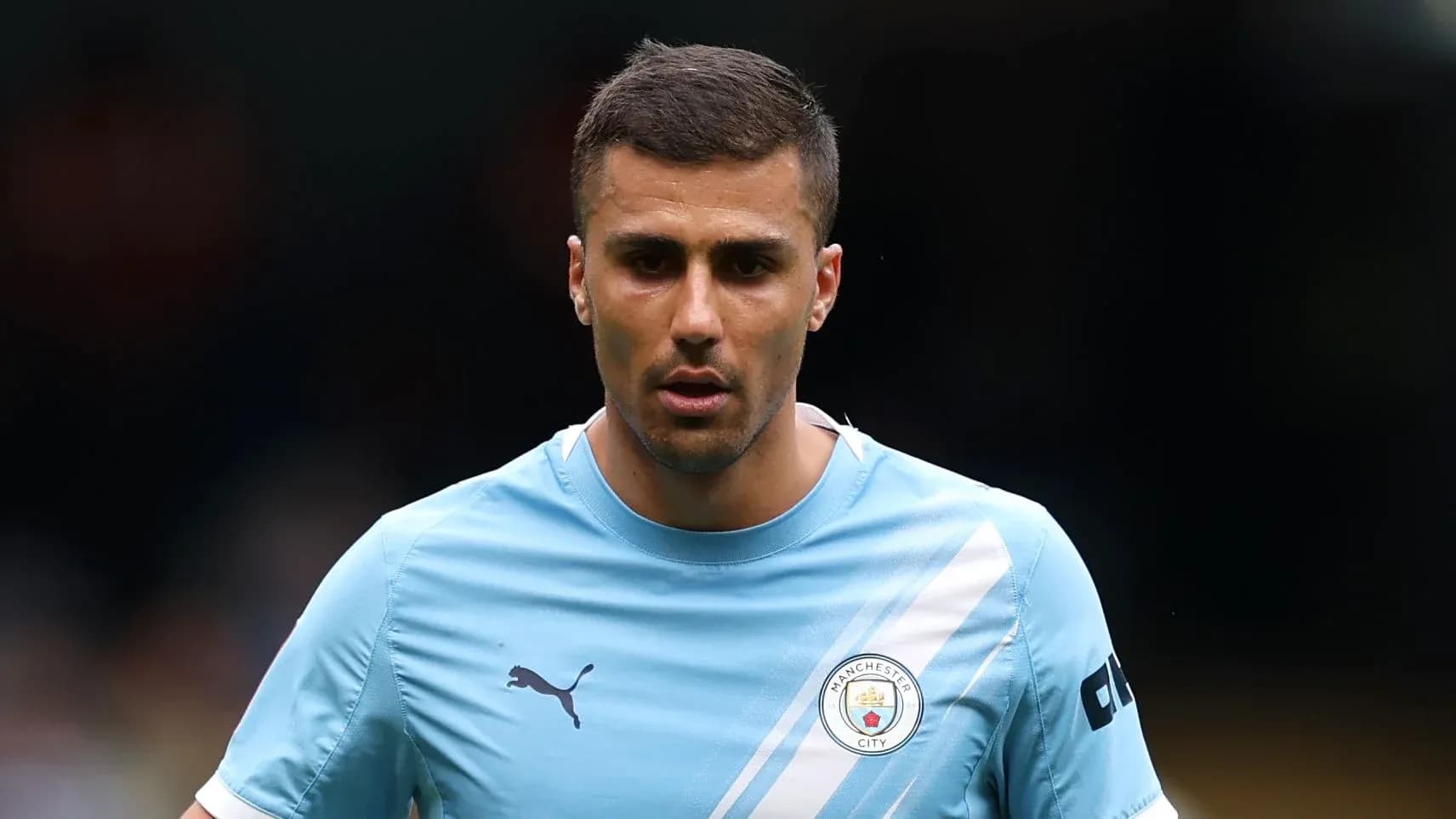 Jugador de Manchester City en uniforme azul claro