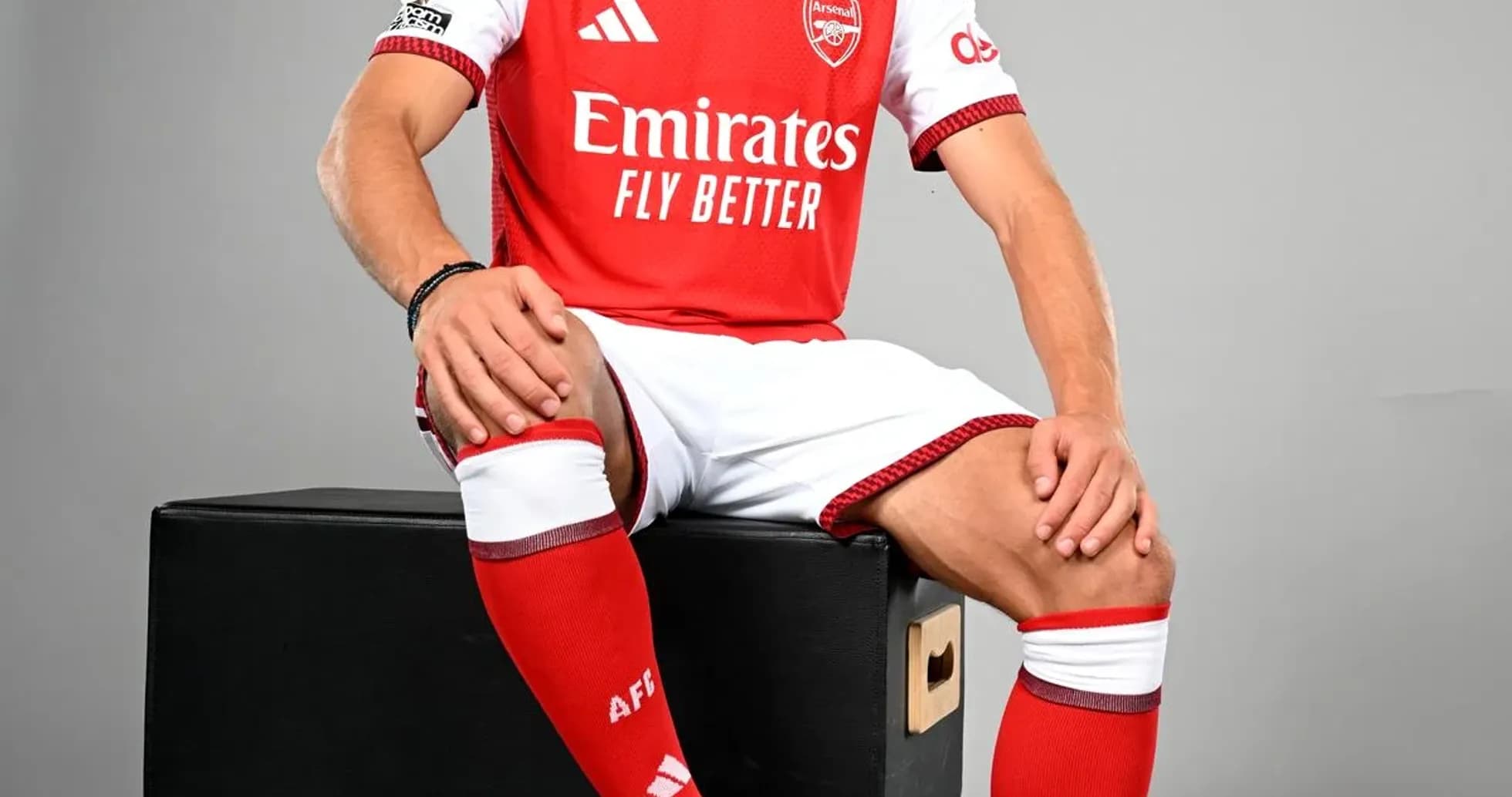 Jugador de Arsenal posando con balón en estudio