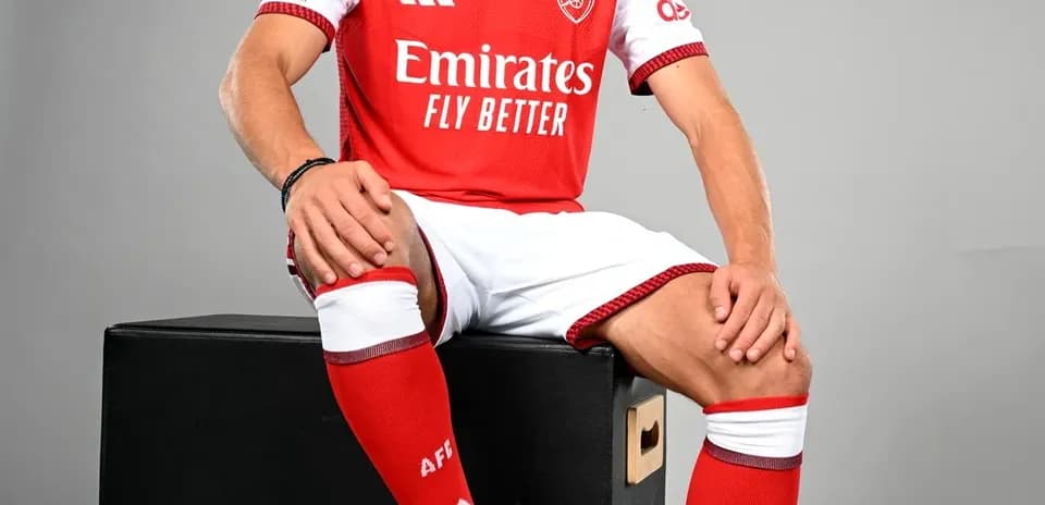 Jugador de Arsenal posando con balón en estudio