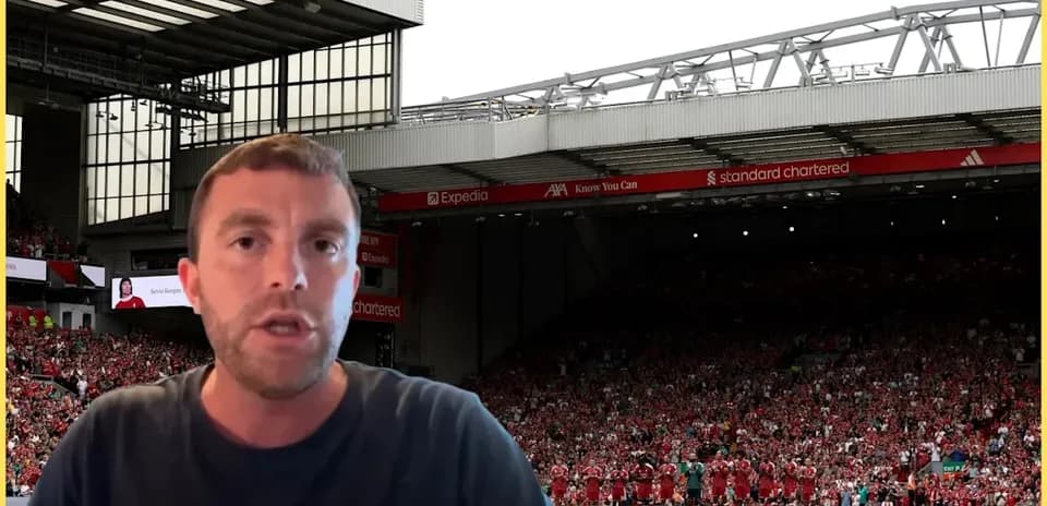 Persona hablando frente a un estadio lleno de aficionados