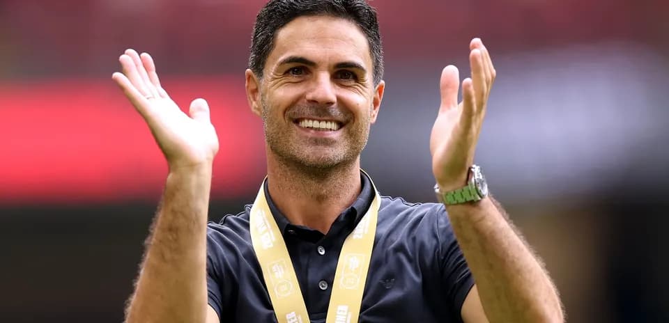 Entrenador aplaudiendo con medalla en el cuello