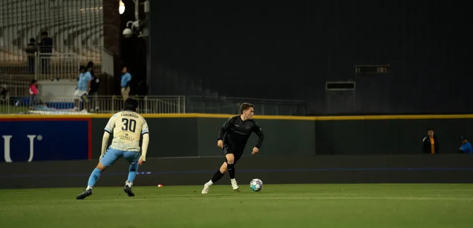 Jugador de Colorado Springs avanzando con el balón