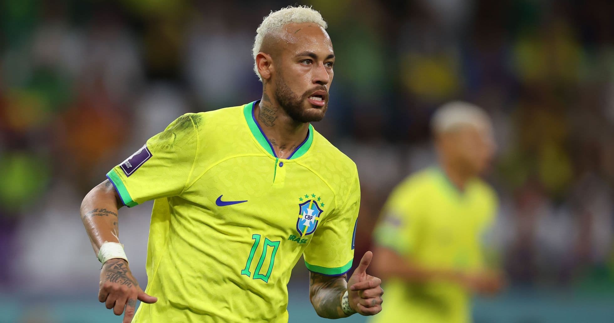Neymar corriendo durante un partido de Brasil