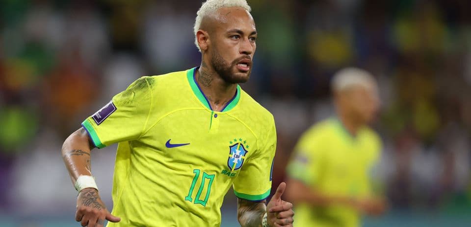 Neymar corriendo durante un partido de Brasil