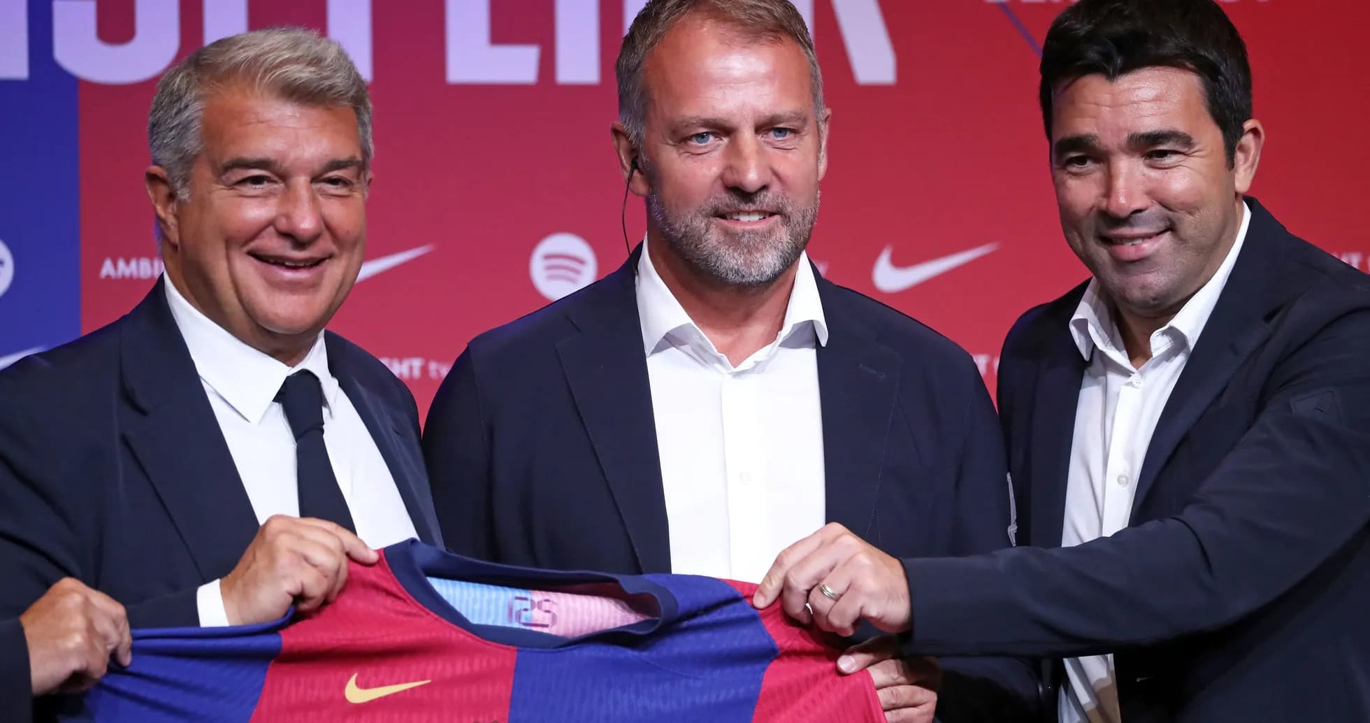 Directivos del FC Barcelona presentan nueva camiseta
