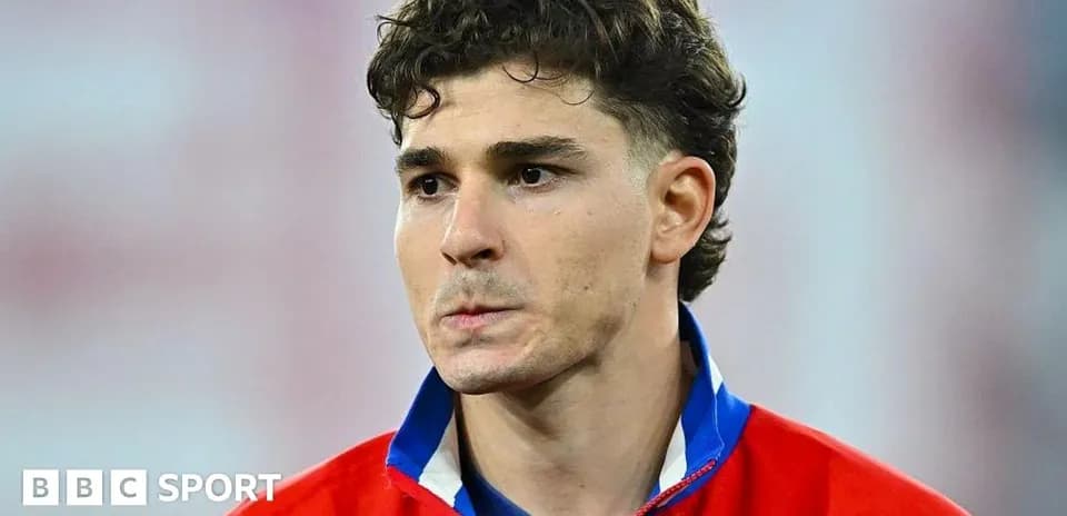 Jugador con camiseta roja en el campo de fútbol