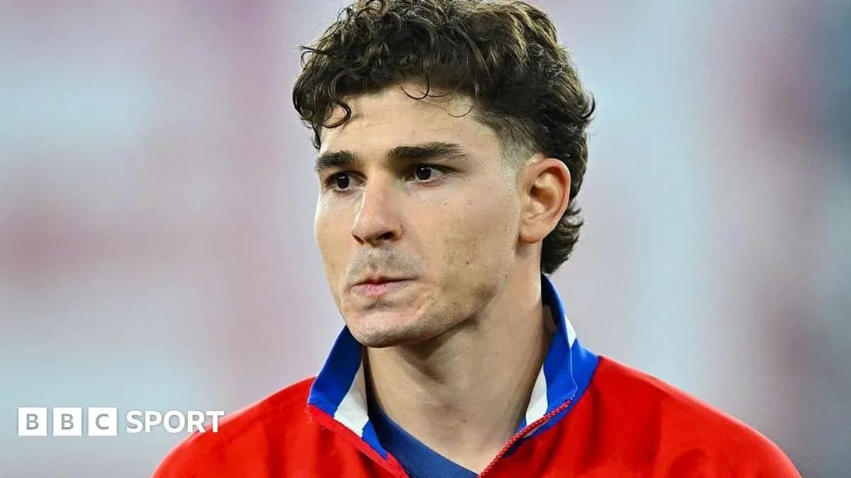 Jugador con camiseta roja en el campo de fútbol