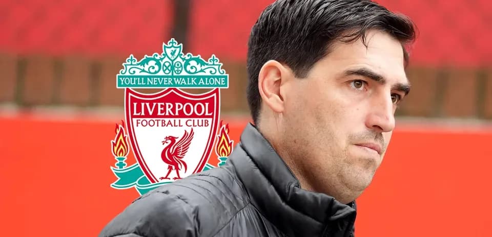 Entrenador en el fondo del escudo de Liverpool
