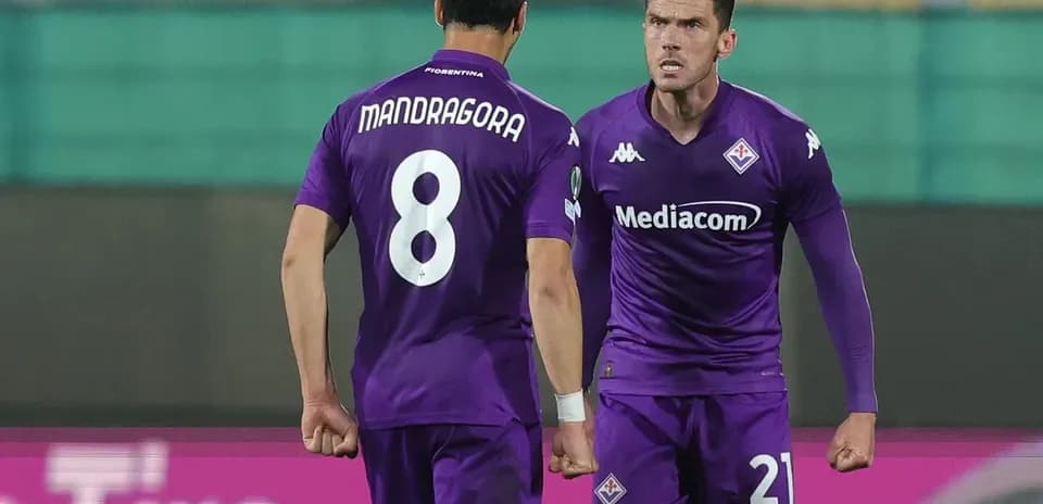 Jugadores de Fiorentina celebrando en la cancha