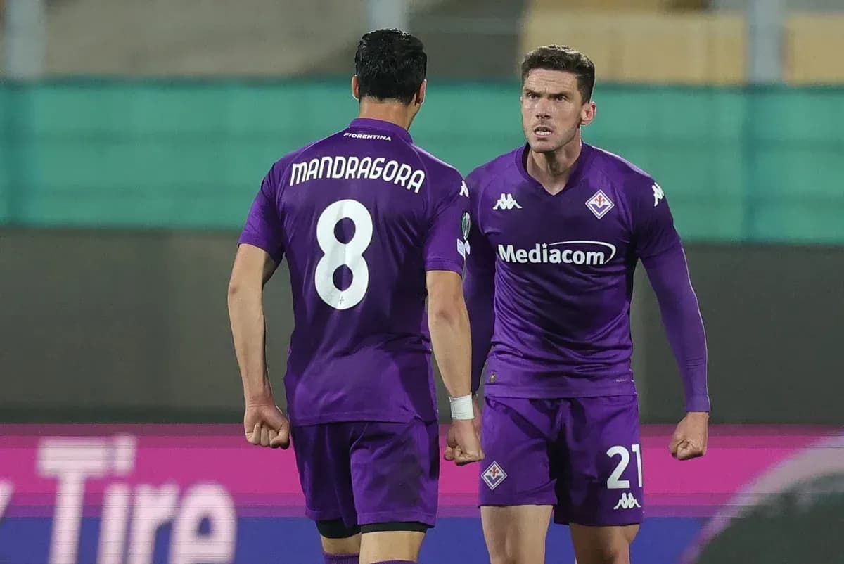 Jugadores de Fiorentina celebrando en la cancha