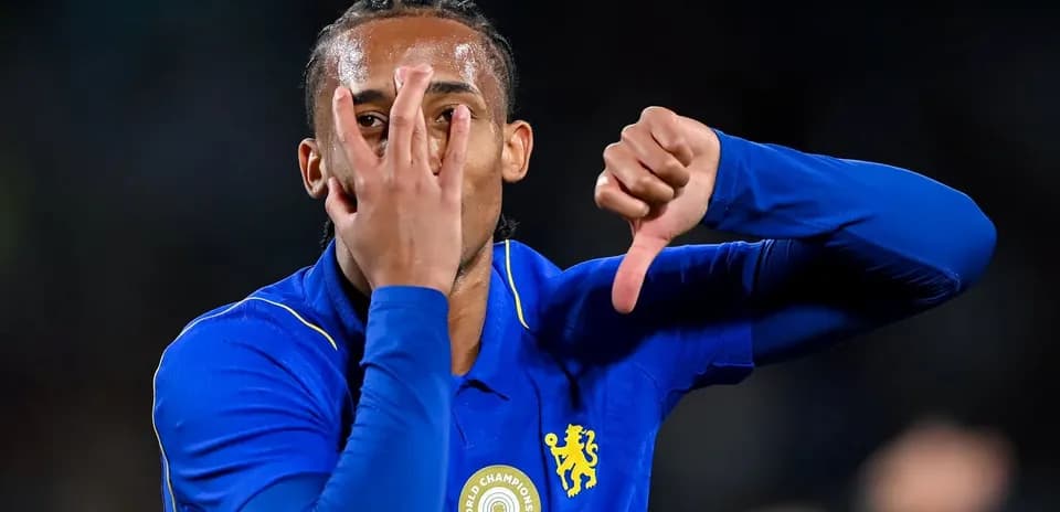 Jugador de Chelsea mostrando gestos durante el partido