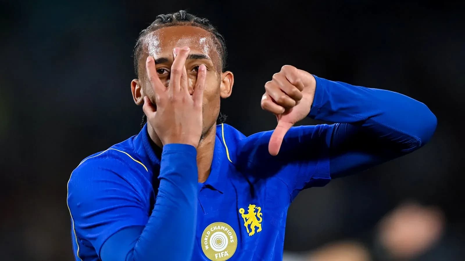 Jugador de Chelsea mostrando gestos durante el partido