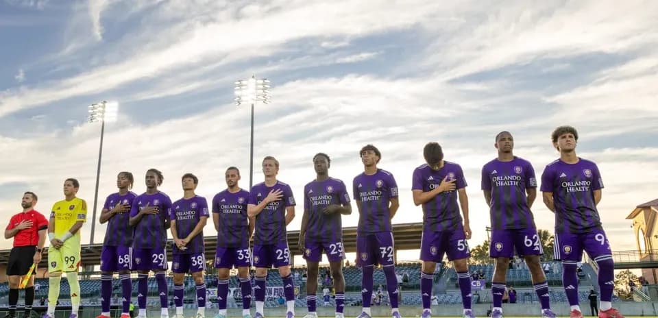 Jugadores de Orlando City II alineados para el himno