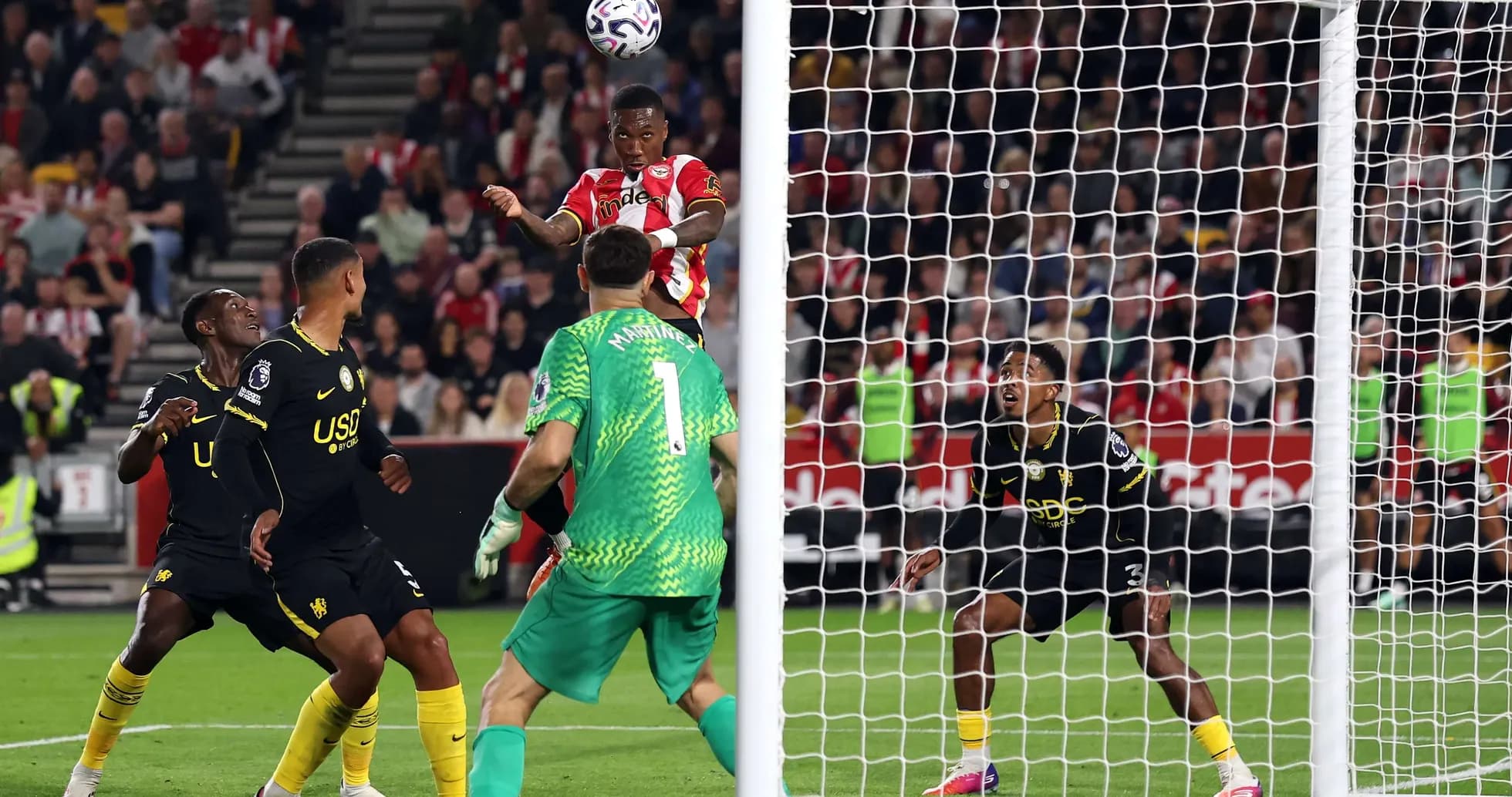 Jugador de Brentford cabeceando el balón en la portería