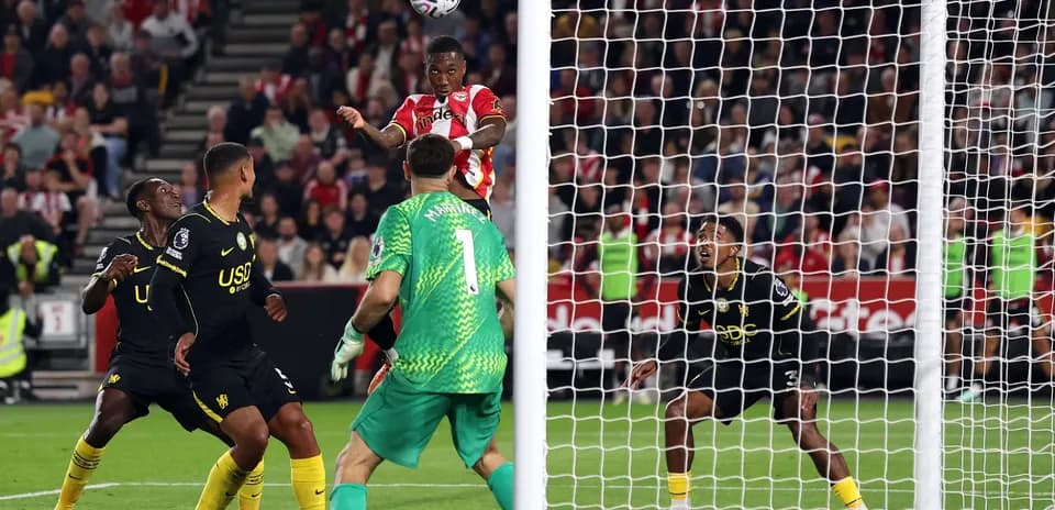 Jugador de Brentford cabeceando el balón en la portería