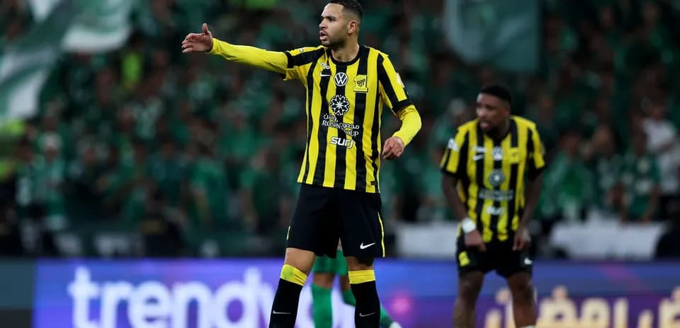 Jugador de Ittihad dirigiendo a sus compañeros en el campo