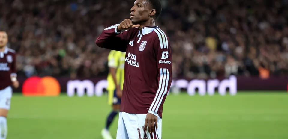 Jugador celebrando un gol en el estadio
