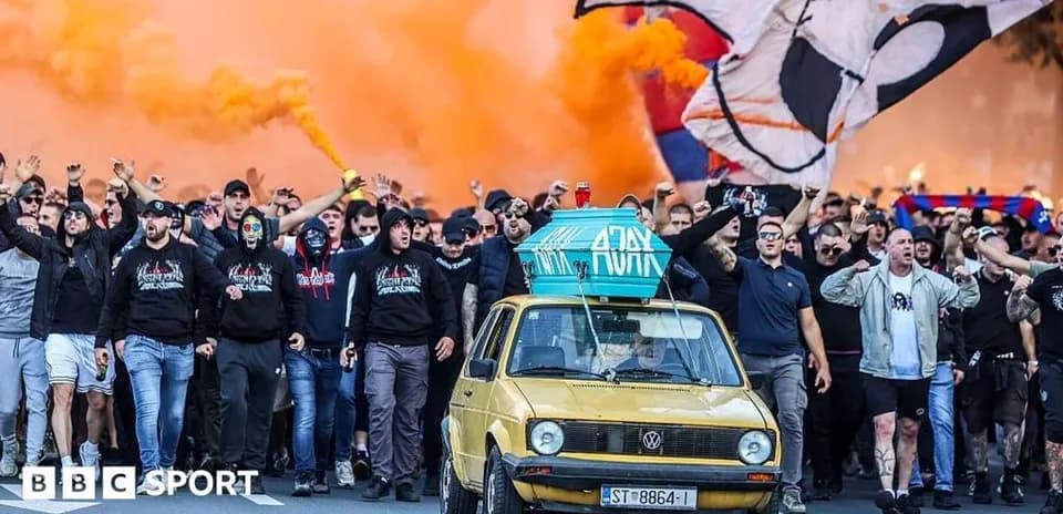Aficionados con bengalas marchando junto a un coche