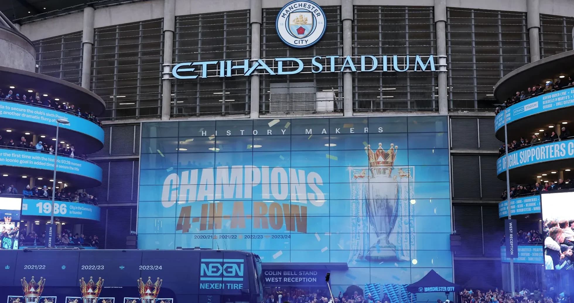 Exterior del Etihad Stadium con celebración de campeonato